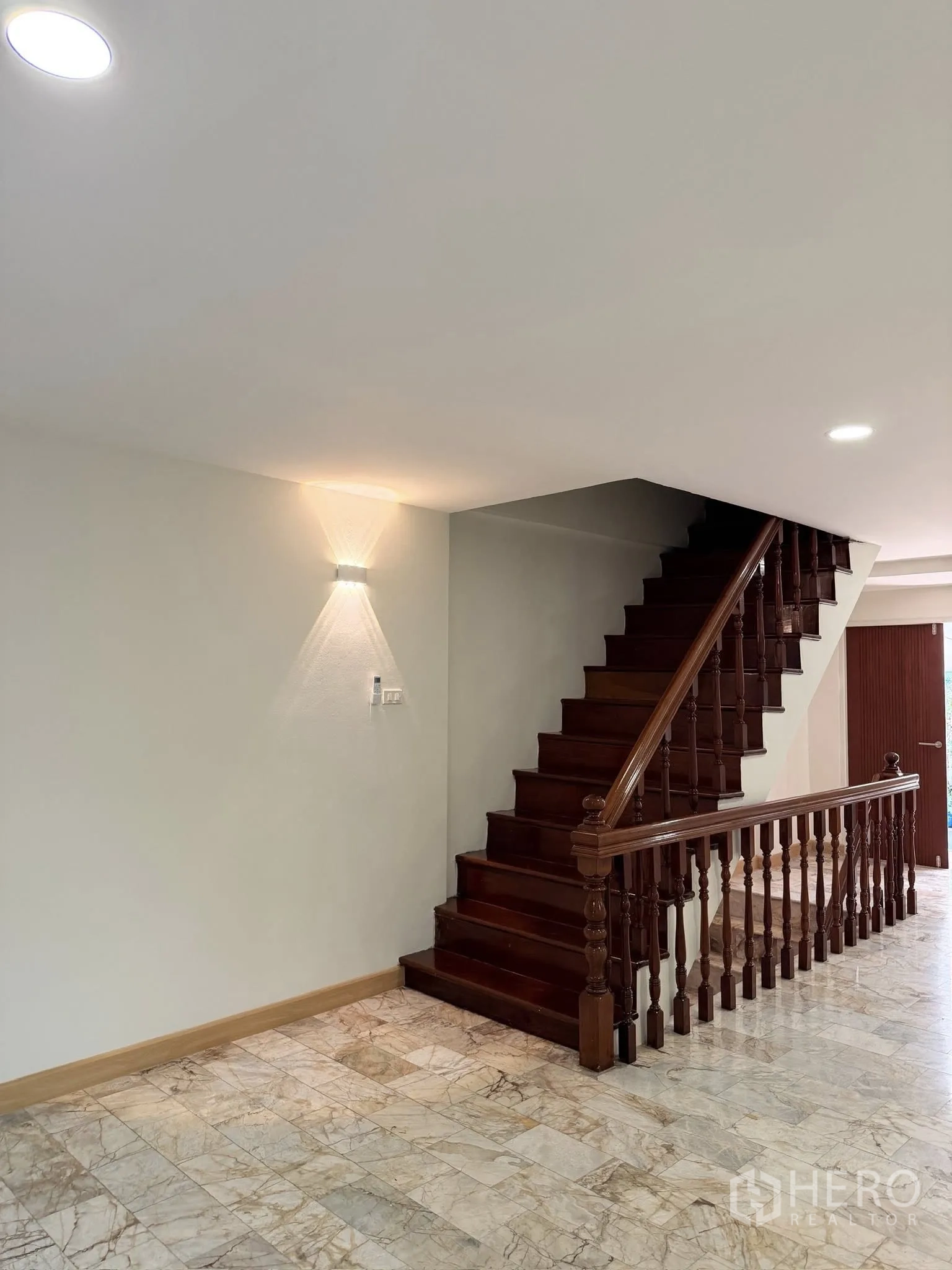 联排别墅 for rent or sale in Yan Nawa, Bangkok - 木楼梯侧视图，墙面灯光映照