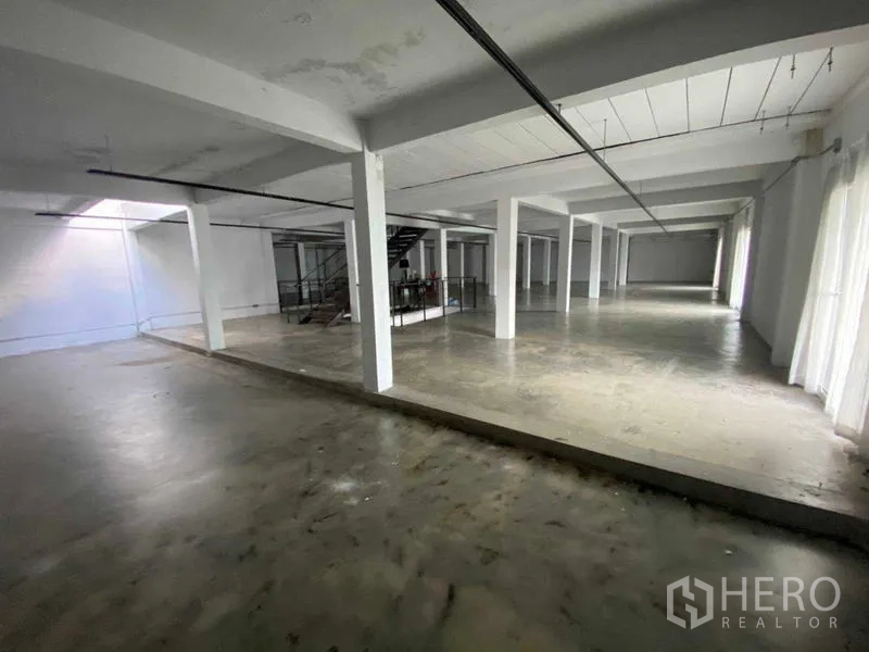 零售空间 出租在Bang Na, Bangkok - 大面积楼层，楼梯天井、立柱与自然采光。