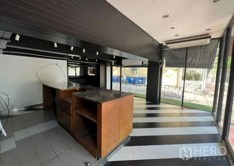 零售空间 出租在Bang Rak, Bangkok - 服务台背面与面街玻璃的开放销售区。