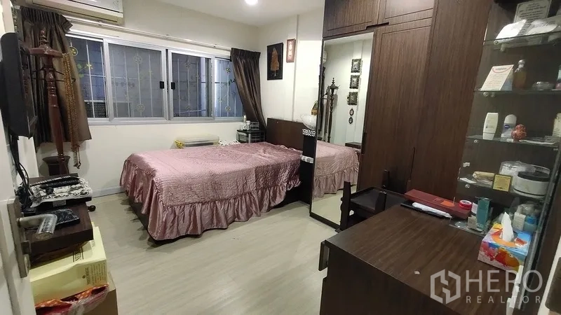 ทาวน์เฮาส์ ให้เช่าในWatthana, Bangkok - ห้องนอนอบอุ่น มีหน้าต่าง ตู้เสื้อผ้าบิวท์อิน โต๊ะ และเตียงเดี่ยว