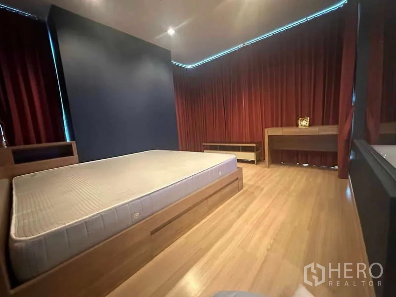 คอนโด ขายในPhaya Thai, Bangkok - ห้องนอนหลักกว้าง พื้นไม้ และผ้าม่านสีแดงเข้ม