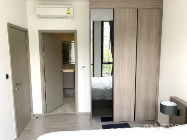 คอนโด ให้เช่าในWatthana, Bangkok - ห้องนอนพร้อมตู้เสื้อผ้าบิวท์อิน เครื่องปรับอากาศ และทางเข้าห้องน้ำ