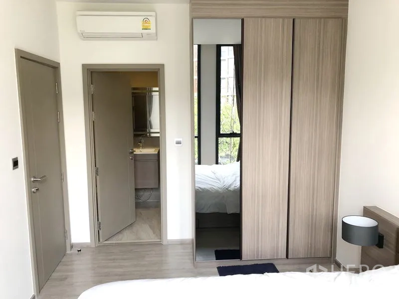 คอนโด ให้เช่าในWatthana, Bangkok - ห้องนอนพร้อมตู้เสื้อผ้าบิวท์อิน เครื่องปรับอากาศ และทางเข้าห้องน้ำ