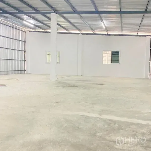 คลังสินค้า ให้เช่าในBang Khae, Bangkok - พื้นที่เก็บสินค้ากว้าง มีผนังกั้นสีขาวและช่องหน้าต่าง เหมาะต่อการทำออฟฟิศ