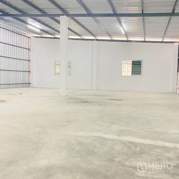 คลังสินค้า ให้เช่าในBang Khae, Bangkok - พื้นที่เก็บสินค้ากว้าง มีผนังกั้นสีขาวและช่องหน้าต่าง เหมาะต่อการทำออฟฟิศ