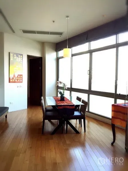 คอนโด ให้เช่าในKhlong Toei, Bangkok - มุมรับประทานอาหาร โต๊ะสี่ที่นั่ง โคมแขวน และหน้าต่างบานใหญ่รับแสงธรรมชาติ