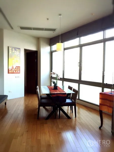 คอนโด ให้เช่าในKhlong Toei, Bangkok - มุมรับประทานอาหาร โต๊ะสี่ที่นั่ง โคมแขวน และหน้าต่างบานใหญ่รับแสงธรรมชาติ