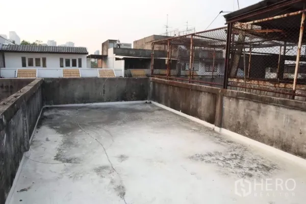 Shophouse for sale in Huai Khwang, Bangkok - Open concrete rooftop terrace on a Huai Khwang shophouse with surrounding urban views.