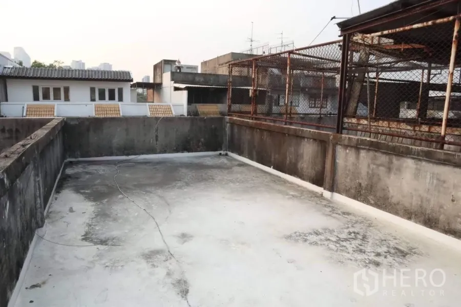 Shophouse for sale in Huai Khwang, Bangkok - Open concrete rooftop terrace on a Huai Khwang shophouse with surrounding urban views.