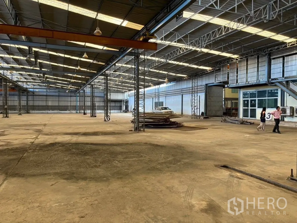 โรงงาน for rent or sale in Bang Sao Thong, Samut Prakan - ฮอลล์การผลิตโล่ง มีรางเครนและอาคารสำนักงานกระจกชั้นลอย.