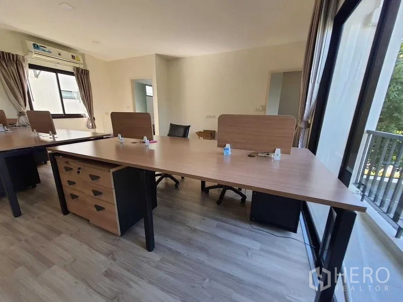 สำนักงานที่บ้าน ให้เช่าในSaphan Sung, Bangkok - โซนทำงานแบบโอเพ่นสเปซ โต๊ะแชร์ยาว มีฉากกั้น หน้าต่างบานใหญ่ และพื้นไม้