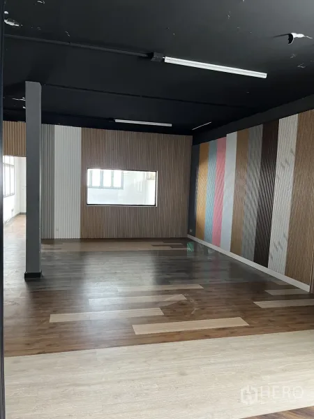 คลังสินค้า ให้เช่าในBangkok - ห้องสไตล์สำนักงาน เพดานสีดำ ผนังไม้ครีบ และพื้นลามิเนตหลากโทน