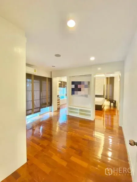 独立式住宅 出售在Khan Na Yao, Bangkok - 宽敞卧室，抛光木地板，大窗配百叶，可通往套内卫浴。