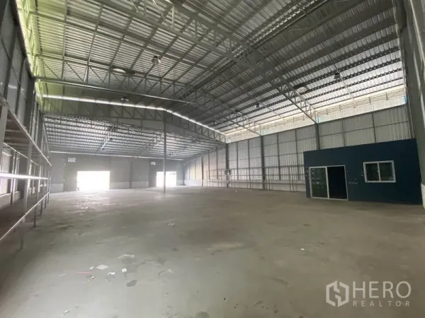 货栈 出租在Prawet, Bangkok - 仓库内部通透开间，高钢结构屋顶带采光板，角落设有小型办公室。