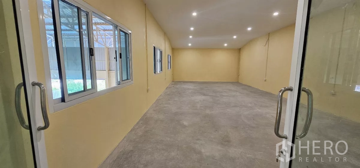 คลังสินค้า ให้เช่าในLat Krabang, Bangkok - ห้องออฟฟิศชั้นลอยสว่าง พร้อมหน้าต่างหลายบานและไฟดาวน์ไลท์