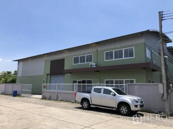 工厂 出租在Pathum Thani - 工厂正面，围栏、停车位与装卸卷闸门清晰可见