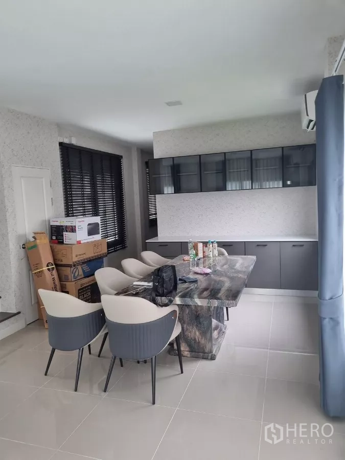 Detached House for rent in Bang Phli, Samut Prakan - Bright dining area with marble-style table, six chairs, built-in cabinets and tiled flooring.