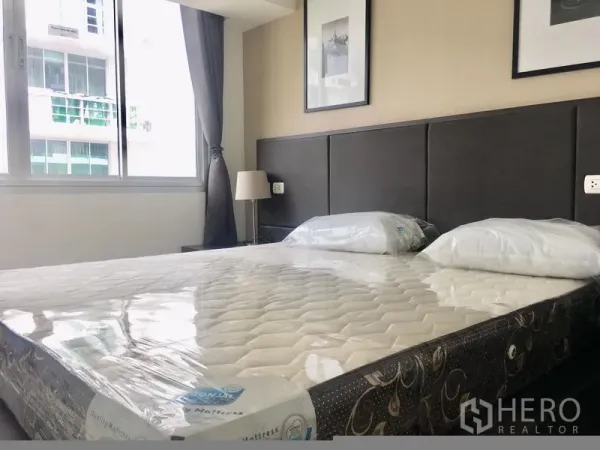 คอนโด ให้เช่าในKhlong Toei, Bangkok - ห้องนอนพร้อมเตียงขนาดใหญ่ หัวเตียงบุนุ่ม และหน้าต่างรับแสง