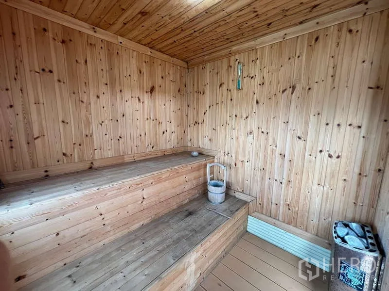 Detached House for rent in Bang Phli, Samut Prakan - Wood-lined sauna room with benches and heater.