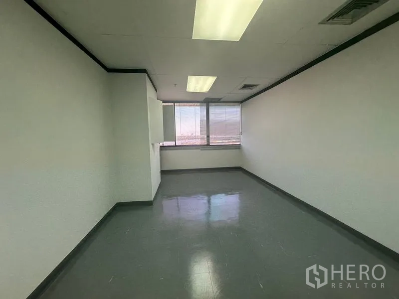 สำนักงาน ให้เช่าในYan Nawa, Bangkok - ห้องทำงานส่วนตัว มีหน้าต่าง ไฟเพดาน และพื้นไวนิลสีเข้ม