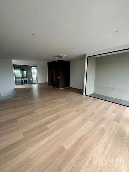 สำนักงานที่บ้าน ให้เช่าหรือขายในLat Phrao, Bangkok - ห้องออฟฟิศแปลนเปิด พื้นไม้โทนอุ่น พร้อมห้องกระจกสำหรับประชุม.