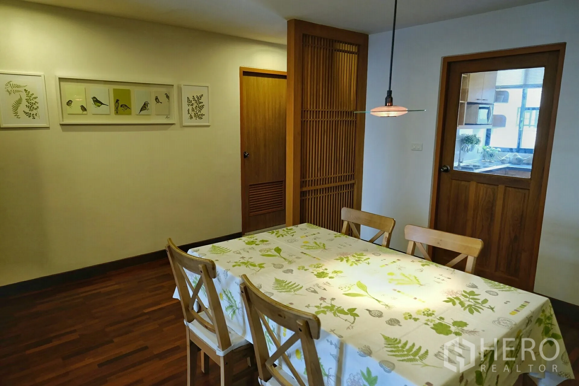 คอนโด ให้เช่าในWatthana, Bangkok - พื้นที่รับประทานอาหาร โต๊ะไม้ 4 ที่นั่ง โคมไฟแขวน และภาพตกแต่ง