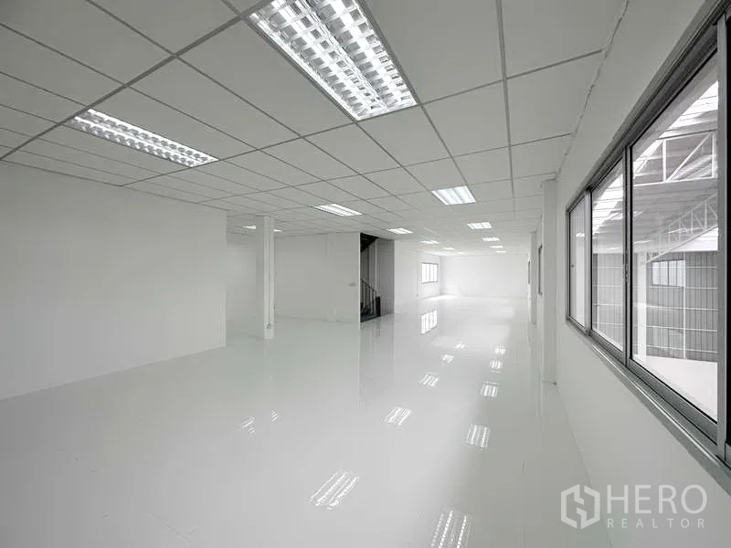 โรงงาน ให้เช่าในPathum Thani - ชั้นสำนักงานสมัยใหม่ พื้นกระเบื้องสีขาวและทางขึ้นบันได