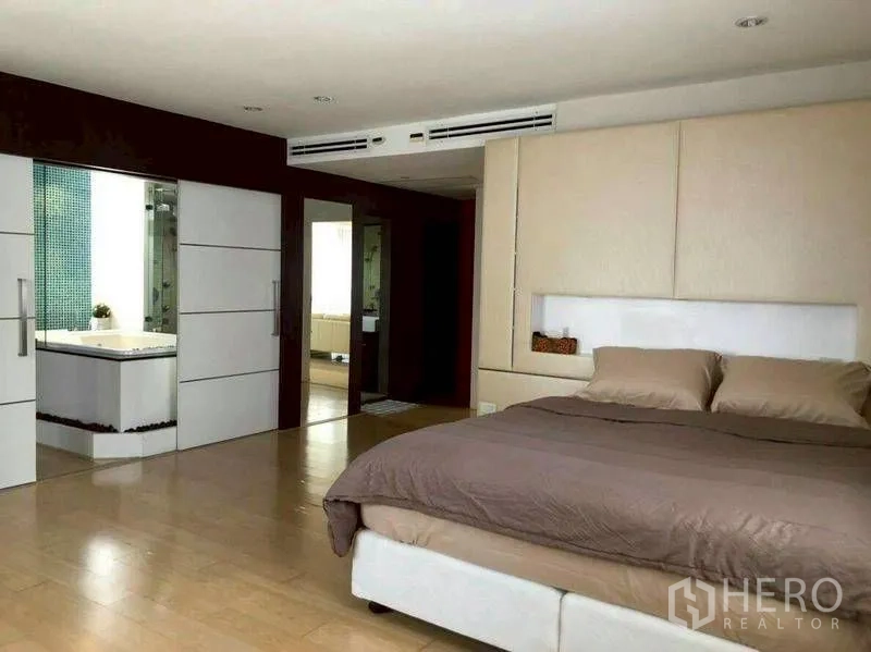 公寓 for rent or sale in Watthana, Bangkok - 大卧室铺木地板，连接套内卫生间。