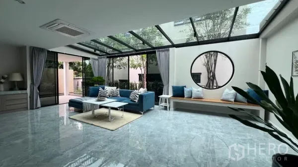 บ้าน ให้เช่าในLat Krabang, Bangkok - ซันรูมผนังกระจกเต็มบาน หน้าต่างวงกลม และม้านั่งบิลท์อิน