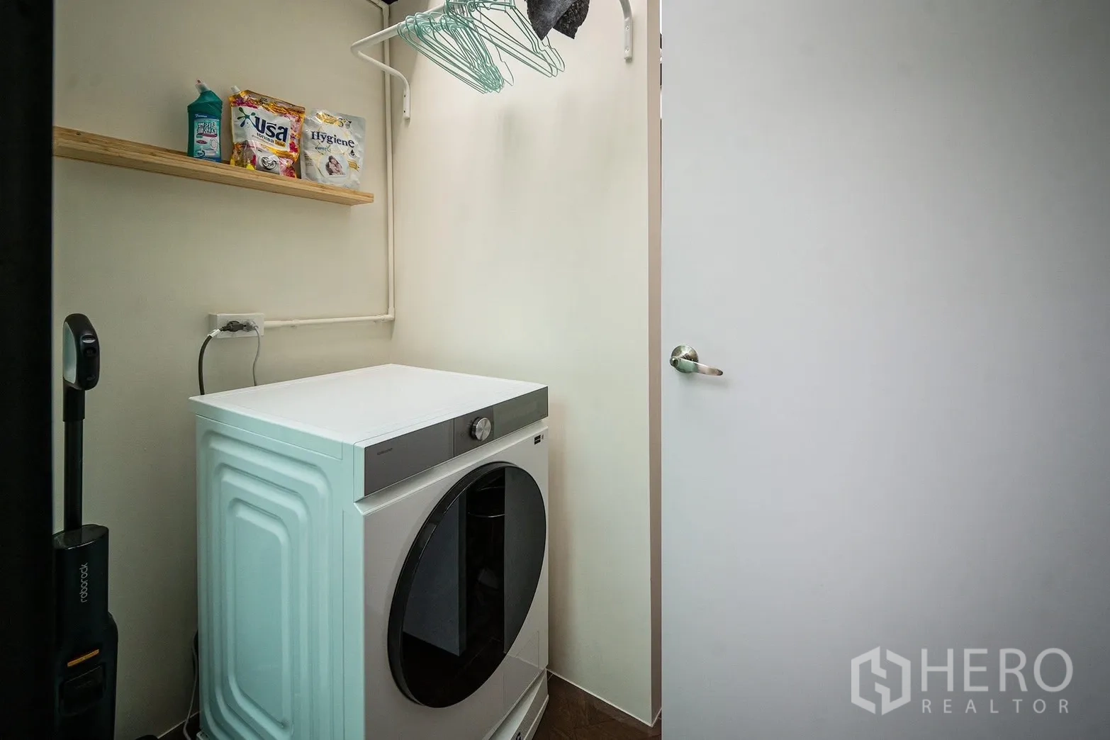 联排别墅 for rent in Bang Phli, Samut Prakan - 紧凑洗衣房，配前开门洗衣机、置物架与挂衣杆。