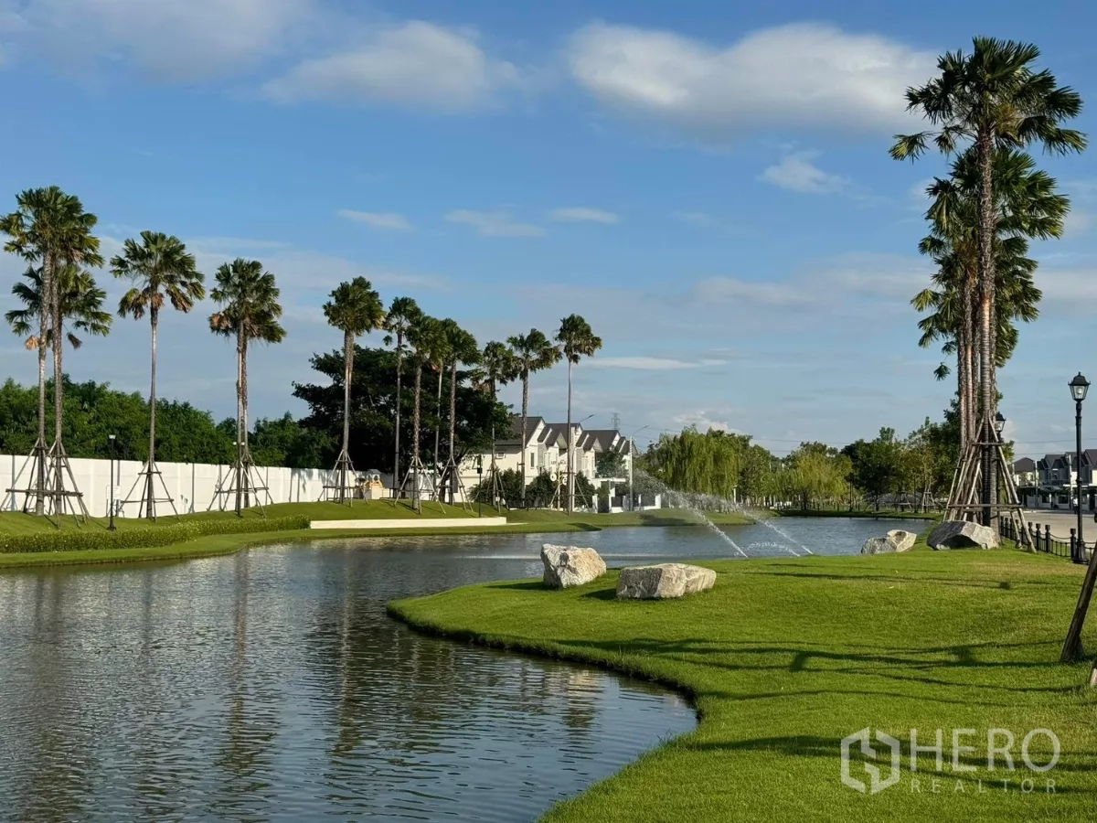 Detached House for rent in Bang Phli, Samut Prakan - Landscaped community lake with fountains, palm-lined paths and homes along the shoreline.