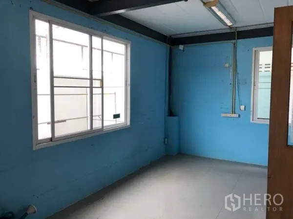คลังสินค้า ให้เช่าในPak Kret, Nonthaburi - ห้องออฟฟิศผนังสีฟ้า มีหน้าต่าง โคมไฟ และจุดปลั๊กไฟ