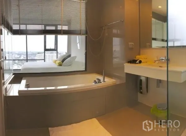 คอนโด ให้เช่าในKhlong Toei, Bangkok - ห้องน้ำสไตล์โมเดิร์นพร้อมอ่างอาบน้ำ ฝักบัวกระจก และอ่างล้างหน้าเชื่อมห้องนอน