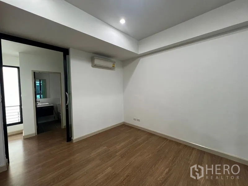ทาวน์เฮาส์ ให้เช่าหรือขายในKhlong Toei, Bangkok - ห้องนอนแขกติดตั้งแอร์ พร้อมทางเข้าห้องน้ำในตัว