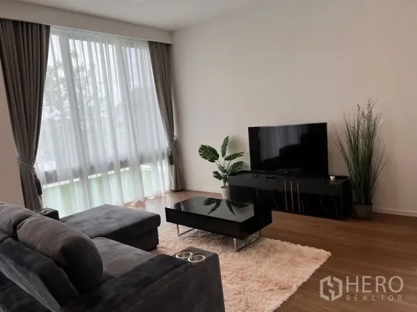 独立式住宅 出租 - 明亮客厅，长窗帘、电视柜与绿植点缀，木地板温暖。