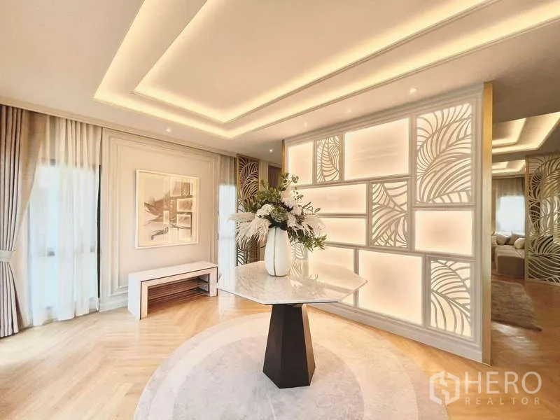 Detached House for rent in Bang Phli, Samut Prakan - Stylish foyer with round marble table and backlit feature wall.