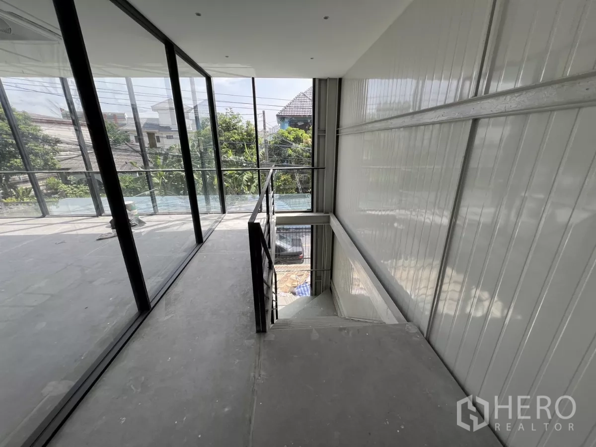 Warehouse for rent in Bang Na, Bangkok - Empty warehouse bay with high-clearance insulated roof and glossy epoxy flooring.