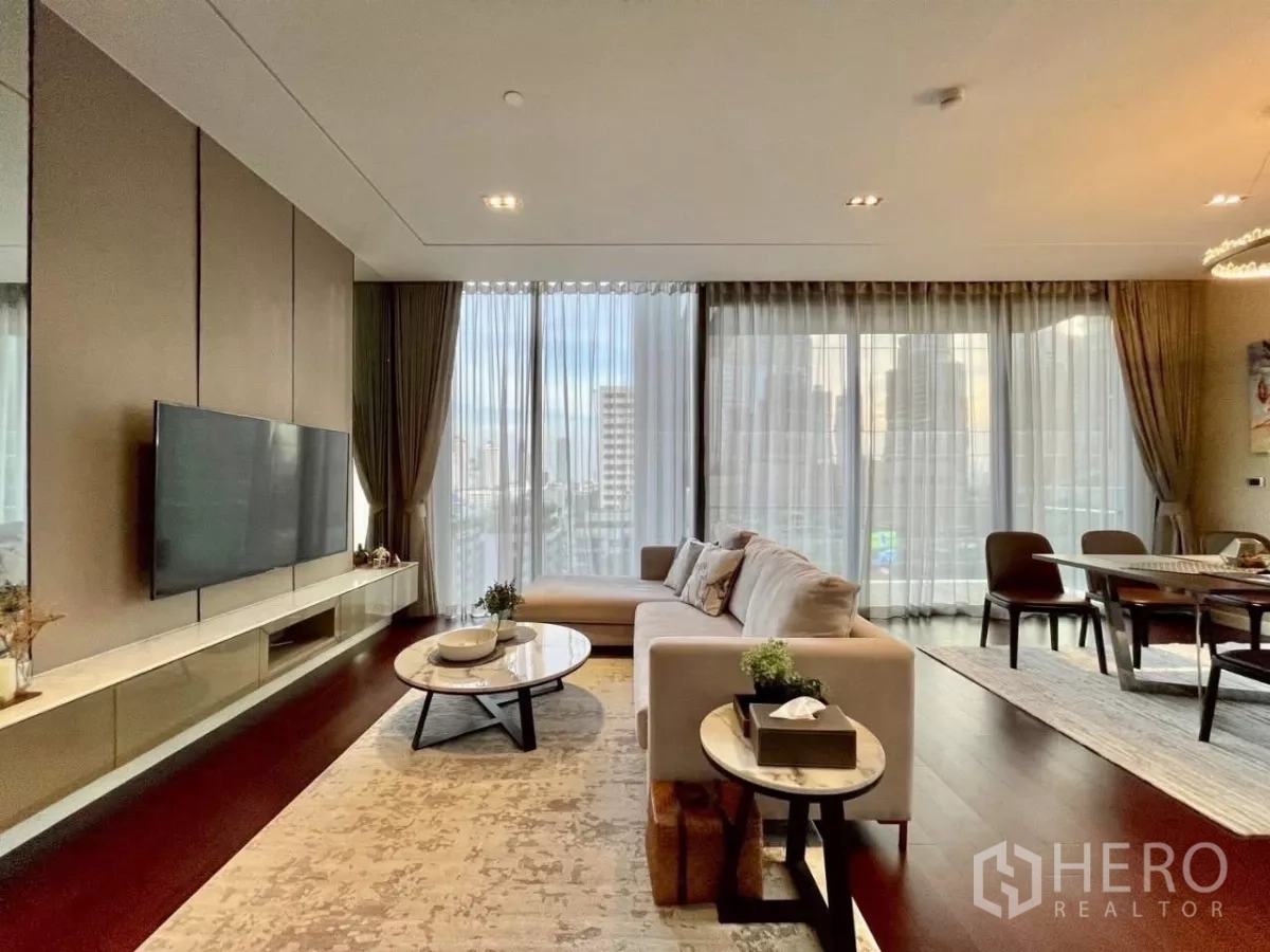 คอนโด ให้เช่าในWatthana, Bangkok - โซนนั่งเล่นสไตล์โมเดิร์น โต๊ะกลางหินอ่อน พร้อมหน้าต่างพาโนรามาเห็นวิวเมือง