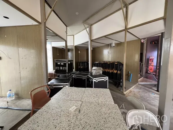 พื้นที่ขายปลีก ให้เช่าในKhlong Toei, Bangkok - พื้นที่เปิดโล่งมีเสาโครงสร้าง กล่องอุปกรณ์จัดเก็บ จำนวนมาก และโต๊ะท็อปเทอราซโซ.