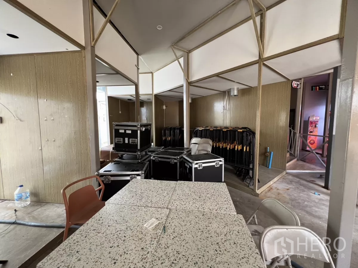 พื้นที่ขายปลีก ให้เช่าในKhlong Toei, Bangkok - พื้นที่เปิดโล่งมีเสาโครงสร้าง กล่องอุปกรณ์จัดเก็บ จำนวนมาก และโต๊ะท็อปเทอราซโซ.