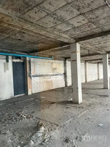 พื้นที่ขายปลีก ให้เช่าในWatthana, Bangkok - ภายในยูนิตก่อสร้างไม่เสร็จ มีเสาคอนกรีต ผนังดิบ และท่อสาธารณูปโภค