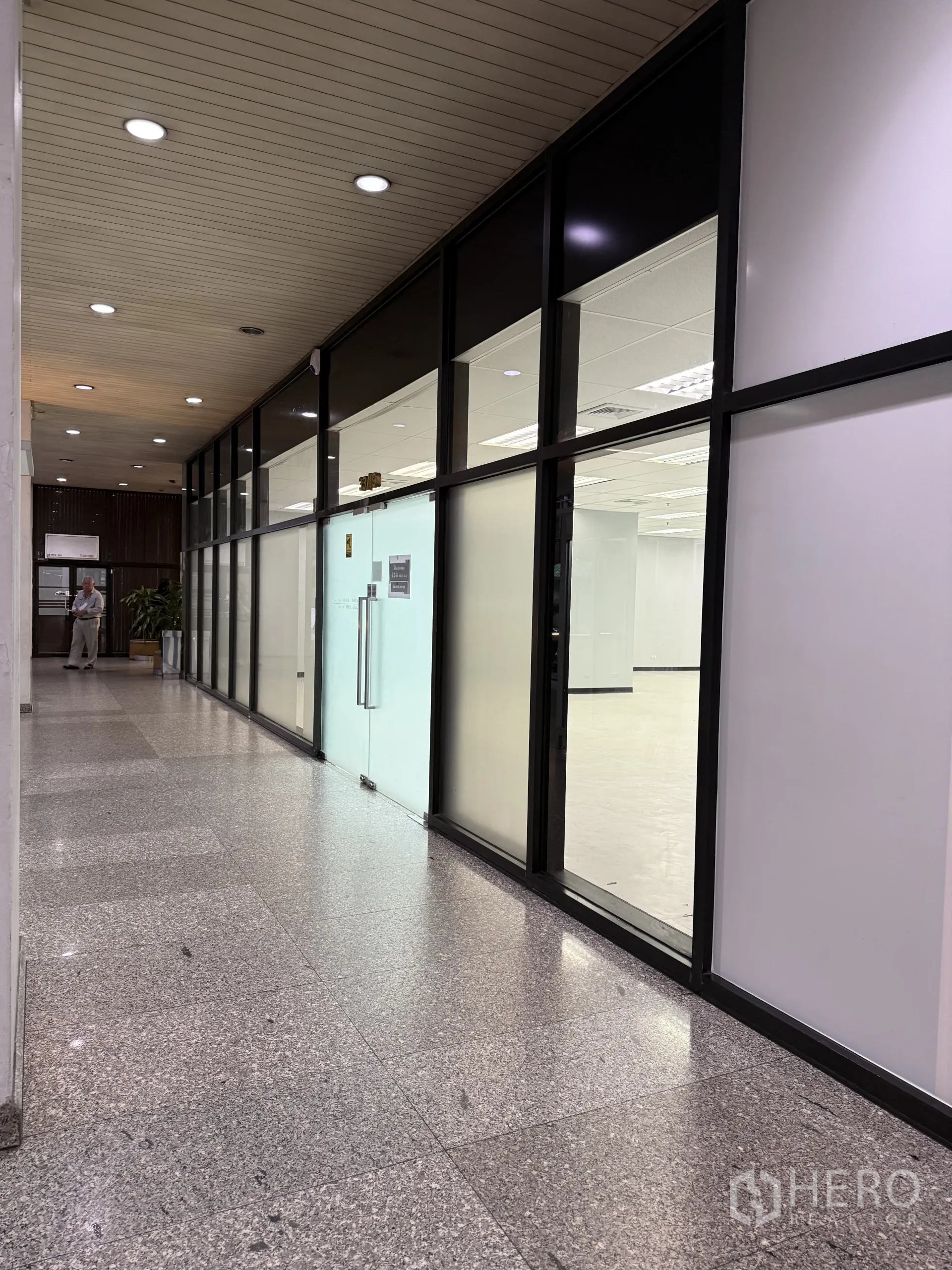 零售空间 出租在Bang Rak, Bangkok - 大楼走廊，玻璃立面与双开玻璃门的店铺入口