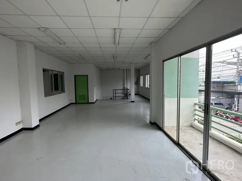 โรงงาน ให้เช่าในKhlong Luang, Pathum Thani - โถงสำนักงานชั้นบนมีประตูกระจกบานเลื่อนออกสู่ระเบียงเหนือพื้นที่จอดรถ