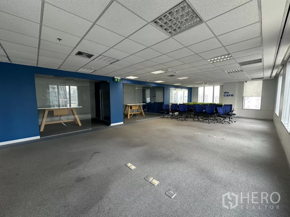 办公空间 出租在Watthana, Bangkok - 培训区，成排办公椅与玻璃会议室。