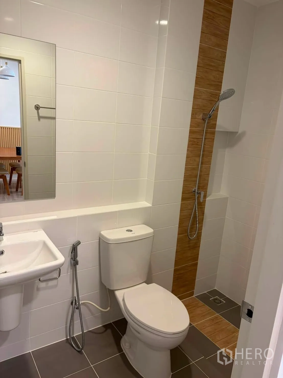 Townhouse for rent in Bang Phli, Samut Prakan - Clean bathroom with walk-in shower, toilet, sink and mirror.