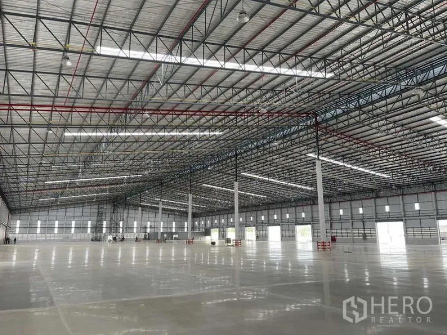 工厂 出租在Si Racha, Chon Buri - 大跨度厂房地面，屋顶采光板与四周窗带。