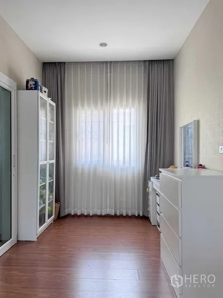 บ้าน ให้เช่าหรือขายในBang Khen, Bangkok - ห้องอเนกประสงค์ขนาดกะทัดรัด ตู้โชว์สูง ตู้ลิ้นชัก และผ้าม่านโปร่ง