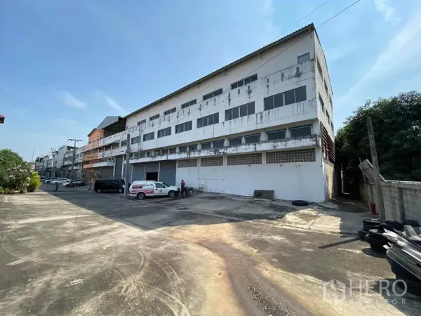 工厂 出售在Bang Phli, Samut Prakan - 四层工业楼与宽阔混凝土场地和停车区