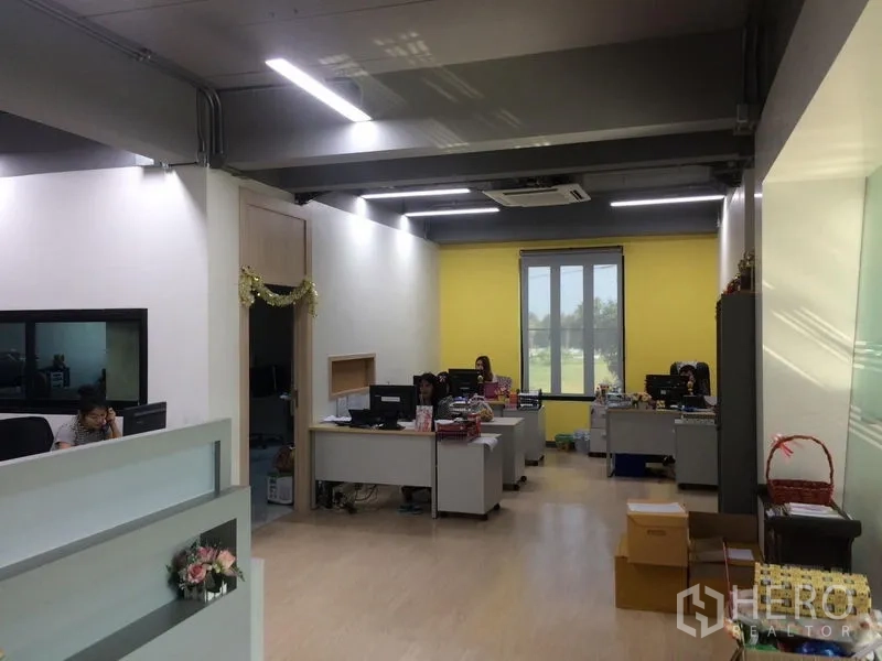สำนักงานที่บ้าน ขาย - พื้นที่ทำงานโอเพนแปลน โต๊ะทำงานและไฟหลอดยาว พร้อมหน้าต่างรับแสง