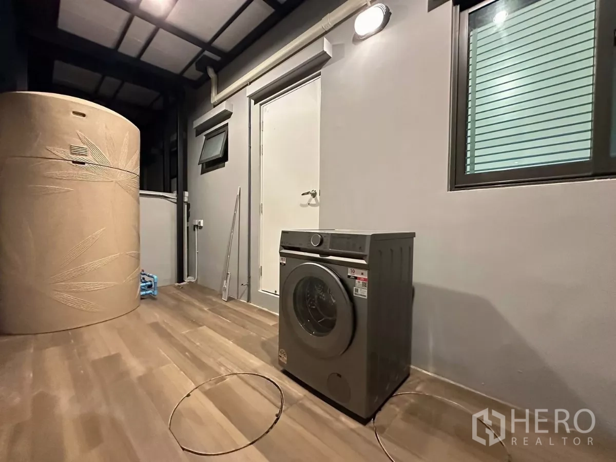 ทาวน์เฮาส์ ให้เช่าในBang Phli, Samut Prakan - พื้นที่ซักล้างหลังบ้านแบบมีหลังคา พร้อมเครื่องซักผ้าและแทงค์น้ำ